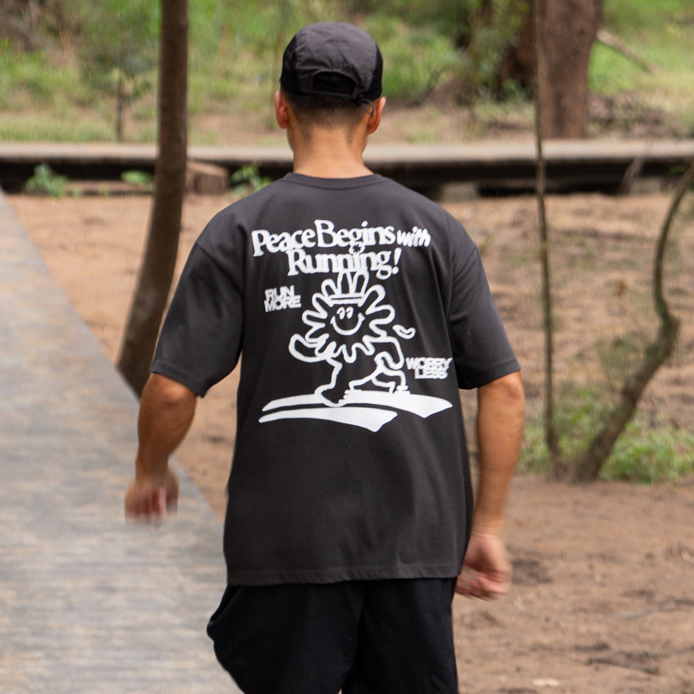 PEACE BEGINS WITH RUNNING ATHLEISURE TEE (JET BLACK) / ピースビギンズウィズランニングアスレジャーティー (ジェットブラック)